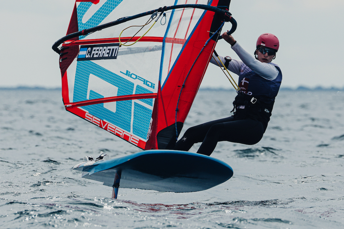 Chiara en competencia de vela